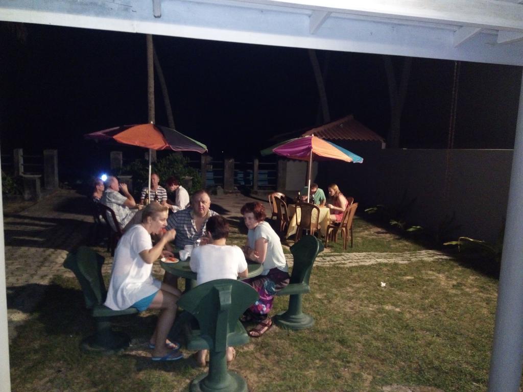 Rainbow Beach Hotel ฮิกคาดูวา ภายนอก รูปภาพ