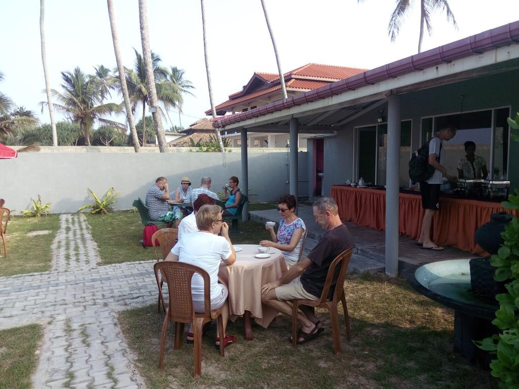 Rainbow Beach Hotel ฮิกคาดูวา ภายนอก รูปภาพ
