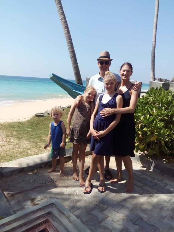 Rainbow Beach Hotel ฮิกคาดูวา ภายนอก รูปภาพ