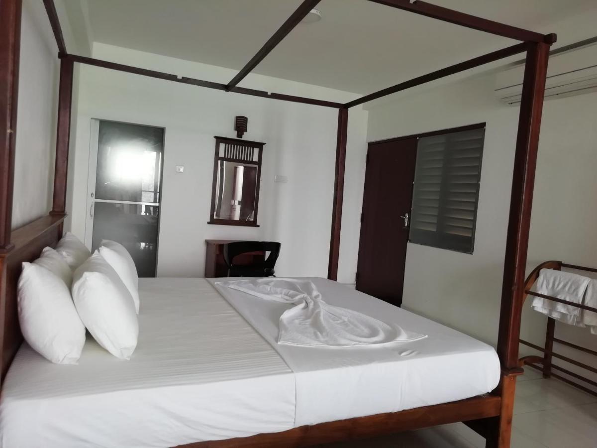Rainbow Beach Hotel ฮิกคาดูวา ภายนอก รูปภาพ